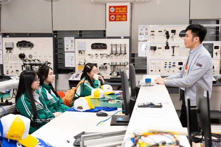 Học sinh tham quan các phòng thí nghiệm và không gian sáng tạo tại Đại học Phenikaa.