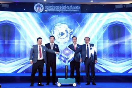Lãnh đạo Đại học Kinh tế quốc dân thực hiện nghi thức kích hoạt Bộ nhận diện thương hiệu. (Ảnh: TUẤN ANH)