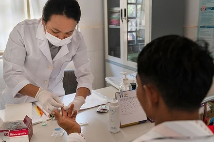 Lấy mẫu máu xét nghiệm tại Trung tâm Ký sinh trùng quốc gia ở Phnom Penh. (Ảnh: WHO)