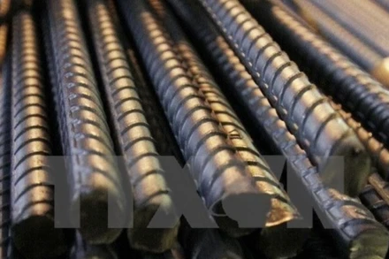 Tại thị trường trong nước, giá thép hiện vẫn duy trì ở mức thấp nhất kể từ đầu năm đến nay sau đợt điều chỉnh giảm vào đầu tháng 7. (Ảnh: TTXVN)