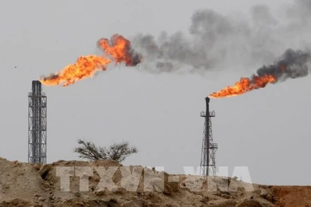 Giá dầu tiếp tục chịu áp lực khi mặt bằng lãi suất cơ bản tại Mỹ vẫn duy trì ở mức cao. (Ảnh: TTXVN)