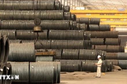 Trong năm 2024, sản lượng thép thành phẩm nhập khẩu vào Việt Nam đạt 17,7 triệu tấn, trong khi sản lượng xuất khẩu chỉ ở mức 12,6 triệu tấn. (Ảnh: Tuấn Anh/TTXVN)