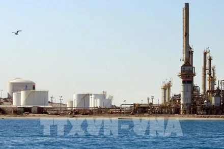 Sự hạ nhiệt nhanh chóng căng thẳng giữa Israel và Iran đã khiến giá dầu rơi tự do. (Ảnh minh họa: TTXVN)