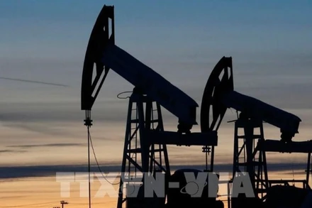 Lo ngại căng thẳng thương mại toàn cầu gia tăng kéo theo giá hai mặt hàng dầu thô giảm hơn 1%. (Ảnh minh họa: TTXVN)