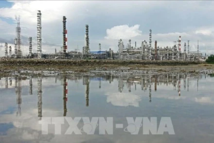 Một nhà máy lọc dầu tại Pulau Bukom, Singapore. (Ảnh: THX/TTXVN)