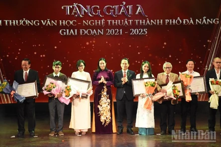 Ông Nguyễn Đình Vĩnh, Phó Bí thư Thường trực Thành ủy Đà Nẵng và bà Nguyễn Thị Anh Thi, Phó Chủ tịch Ủy ban nhân dân thành phố Đà Nẵng trao giải A cho các tác giả. (Ảnh: ANH ĐÀO)