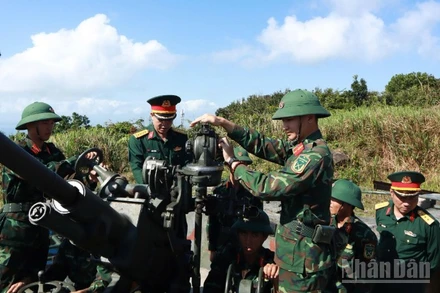 Đoàn trực tiếp kiểm tra đơn vị triển khai phương án sẵn sàng chiến đấu, bảo vệ bình yên biển đảo dịp Tết.