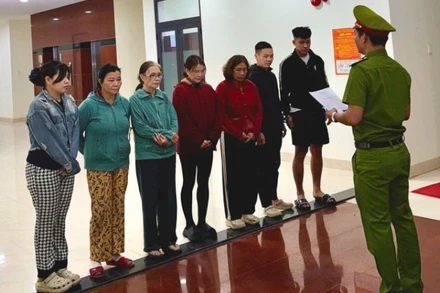 Các đối tượng trong đường dây đánh bạc tại cơ quan điều tra. (Ảnh: Công an cung cấp)