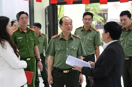 Thiếu tướng Nguyễn Hữu Hợp và Đoàn công tác kiểm tra công tác bảo đảm an ninh, trật tự tại địa điểm bầu cử trên địa bàn phường Hải Châu.