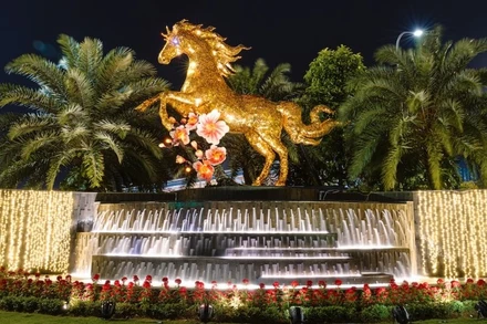 Tác phẩm linh vật Ngựa Vàng tại khu vực thác nước lối vào nhà ga T2