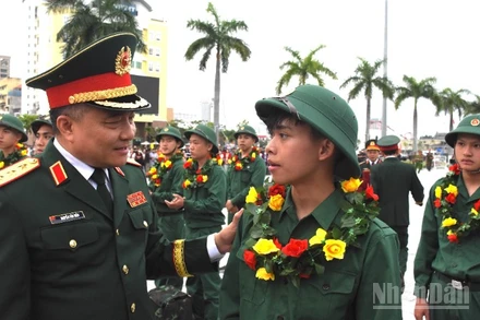 Thượng tướng Nguyễn Văn Hiền, Thứ trưởng Quốc phòng động viên các tân binh trước giờ lên đường nhập ngũ. (Ảnh: ANH ĐÀO)