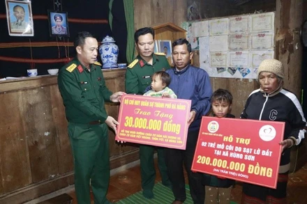 Bộ Chỉ huy quân sự thành phố Đà Nẵng trao 350 triệu đồng hỗ trợ gia đình nạn nhân vụ sạt lở núi ở xã Hùng Sơn.