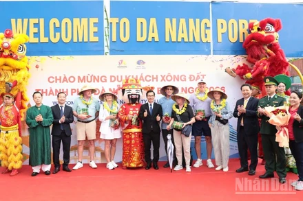 Thành phố Đà Nẵng chào đón hơn 1.000 du khách tàu biển tham quan, du lịch sáng Mùng 3 Tết.