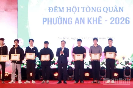 Ông Ngô Ngọc Hậu, Chủ tịch Ủy ban nhân dân phường An Khê trao giấy khen cho các tân binh tình nguyện lên đường nhập ngũ.