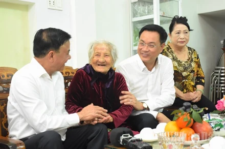 Thường trực Ban Bí thư và đoàn công tác thăm, chúc Tết Mẹ Việt Nam Anh hùng Nguyễn Thị Sự.