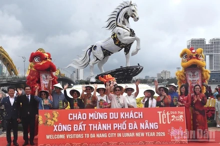 Thành phố Đà Nẵng chào mừng những du khách đầu tiên đến với thành phố trong ngày mùng 1 Tết Nguyên đán Bính Ngọ năm 2026. (Ảnh: ANH ĐÀO)