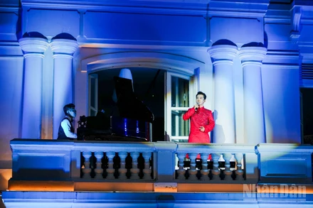 Chương trình do Nhà hát Trưng Vương Đà Nẵng thực hiện và kịch bản - Tổng Đạo diễn do Nghệ sĩ ưu tú Quang Hào đảm nhận.