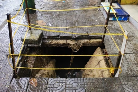 Hiện trường nơi vỉa hè sụp xuống tạo hố sâu.