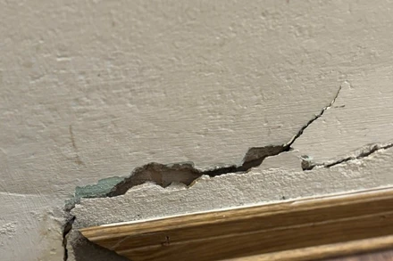 Nhiều vết nứt xuất hiện khiến người dân lo lắng