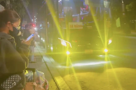 Lực lượng chức năng yêu cầu toàn bộ số khách chở quá quy định, xuống xe và di chuyển tiếp bằng phương tiện khác. (Ảnh Công an cung cấp)