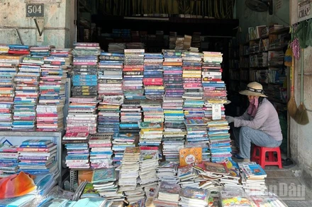 Những tiệm sách cũ lặng lẽ giữa lòng đô thị. (Ảnh: GIA HÂN)