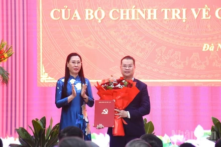 Phó Trưởng Ban Tổ chức Trung ương Bùi Thị Quỳnh Vân trao quyết định cho tân Phó Bí thư Thành ủy Đà Nẵng Nguyễn Mạnh Hùng. (Ảnh: ANH ĐÀO)