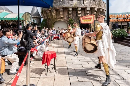 Lĩnh vực du lịch, dịch vụ đóng góp quan trọng vào tăng trưởng kinh tế Đà Nẵng trong năm 2025. Trong ảnh là du khách tham quan Khu du lịch Bà Nà Hills dịp Tết Dương lịch 2026. (Ảnh: ANH ĐÀO)