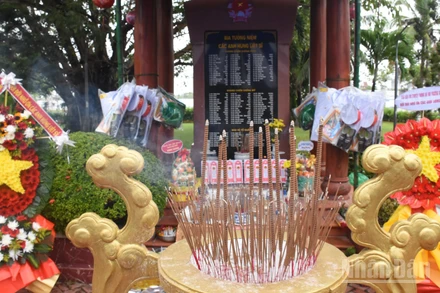 Đình Nại Nam - nơi có bia tưởng niệm các anh hùng liệt sĩ hy sinh qua các thời kỳ của phường Hòa Cường. Đây cũng là nơi khắc tên 10 người con của vùng đất Đà Nẵng anh dũng hy sinh trong trận hải chiến Gạc Ma ở Trường Sa năm 1988. (Ảnh: ANH ĐÀO)