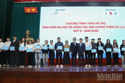 Hội sinh viên Đại học Đà Nẵng và các doanh nghiệp đồng hành, hỗ trợ sinh viên miền trung-Tây Nguyên vượt khó, học giỏi. (Ảnh: GIA HÂN)