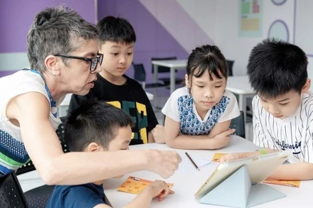 Dạy tiếng Anh cho trẻ em trong bối cảnh mới đòi hỏi phải ngày càng hoàn thiện kỹ năng và nội dung bài giảng. (Ảnh: HỘI ĐỒNG ANH)