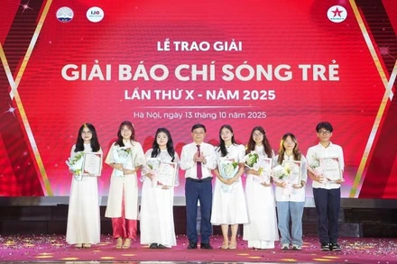 Đại diện tác giả của 7 tác phẩm đạt giải Nhất cuộc thi Báo chí Sóng trẻ 2025 nhận thưởng. (Ảnh: BAN TỔ CHỨC)