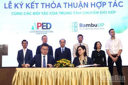 Ký kết hợp tác tại hội nghị. (Ảnh: HNV)