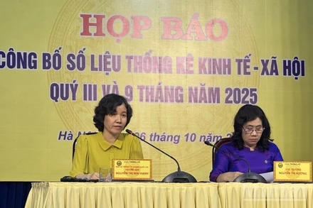 Bà Nguyễn Thị Mai Hạnh (áo vàng), Trưởng Ban Hệ thống Tài khoản Quốc gia, Cục Thống kê, Bộ Tài chính trả lời tại họp báo. (Ảnh: HNV)