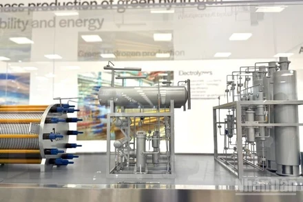 Một mô hình máy móc dây chuyền sản xuất ứng dụng công nghệ. (Ảnh: HNV)