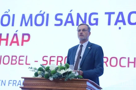 Ông Serge Haroche, nhà khoa học đạt giải Nobel Vật lý lượng tử năm 2012 phát biểu tại diễn đàn. (Ảnh: HNV)