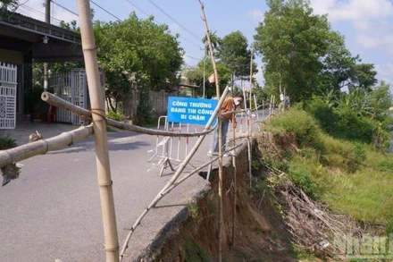 Tình trạng sạt lở bờ sông Hiếu trên địa bàn ngày càng nghiêm trọng.