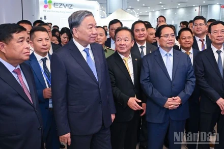 Tổng Bí thư Tô Lâm, Thủ tướng Phạm Minh Chính cùng các lãnh đạo các bộ, ngành tham quan gian trưng bày của T&T Group. (Ảnh: SƠN BÁCH)