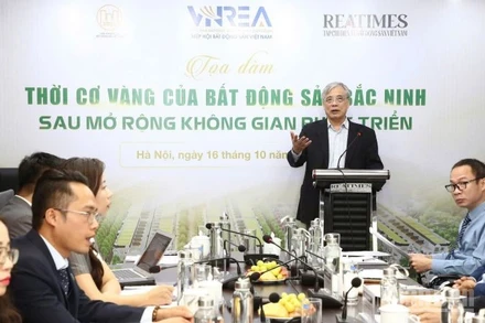 Chuyên gia kinh tế, Phó Giáo sư, Tiến sĩ Trần Đình Thiên thông tin tại tọa đàm. (Ảnh: HNV)