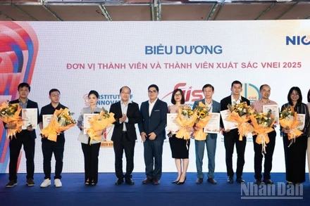 Biểu dương các thành viên tiêu biểu mạng lưới. (Ảnh: HNV)