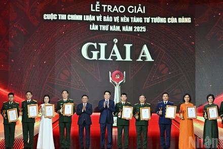 Chủ tịch nước Lương Cường và Thường trực Ban Bí thư Trần Cẩm Tú trao giải A tặng tác giả, nhóm tác giả đoạt giải. 