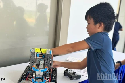 Học sinh thi mô hình STEM trong khuôn khổ Ngày hội Đổi mới Sáng tạo Quốc gia 2025. (Ảnh: HNV)