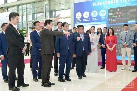 Thủ tướng Phạm Minh Chính và các quan chức Chính phủ thăm khu trưng bày Mạng Dịch vụ Đa chuỗi Blockchain Việt Nam. (Ảnh: H.Đ)