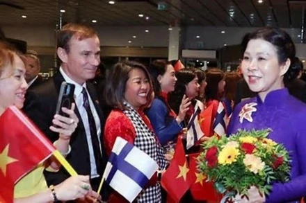 Phu nhân Tổng Bí thư Ngô Phương Ly đã đến thăm, dự giờ lớp học tiếng Việt tại Trường phổ thông liên cấp Vesala, thành phố Helsinki, Phần Lan. (Ảnh: TTXVN)