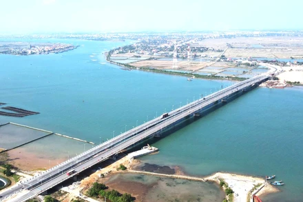 Cầu Gianh mới được xây dựng song song với cầu Gianh cũ, giúp gỡ "nút thắt" về giao thông trong nhiều năm trên tuyến đường thiên lý bắc-nam qua tỉnh Quảng Bình (cũ).