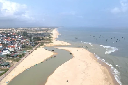 Cửa sông Dinh bị bồi lấp thành cồn cát dài gần 1km, chỉ còn một lạch nước ở phía bắc sâu nhất khoảng 50cm 