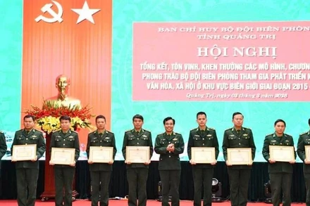 Đại diện Bộ Tư lệnh Bộ đội Biên phòng trao Bằng khen cho các tập thể, cá nhân có thành tích xuất sắc.