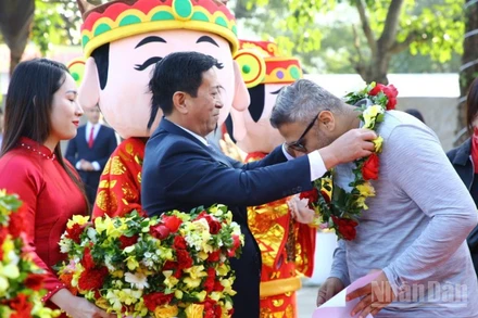 Giám đốc Vườn quốc gia Phong Nha-Kẻ Bàng Phạm Hồng Thái chào đón những vị khách du lịch đầu tiên đến thăm Di sản thiên nhiên thế giới.