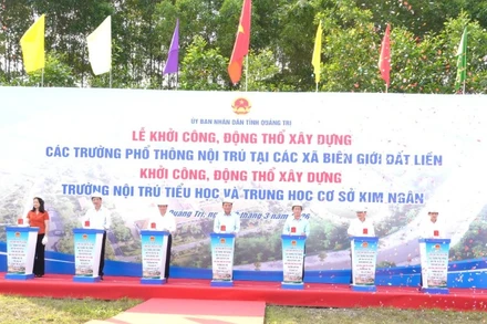 Các đồng chí lãnh đạo tỉnh Quảng Trị thực hiện nghi thức khởi công dự án.
