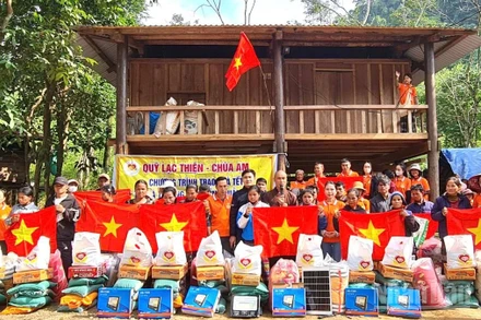 Đoàn thiện nguyện băng rừng, lội suối vào tận bản Dốc Mây, xã Trường Sơn tặng quà Tết cho đồng bào Bru-Vân Kiều 