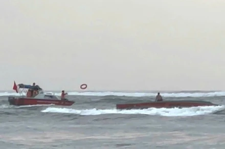 Lực lượng của Đồn Biên phòng Nhật Lệ ứng cứu thuyền trưởng tàu cá QB-11064 TS bị chìm.